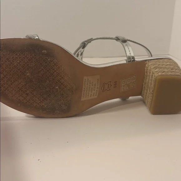 Tory Burch‎ Metallic Silver Sandals 9 - Picture 8 of 9